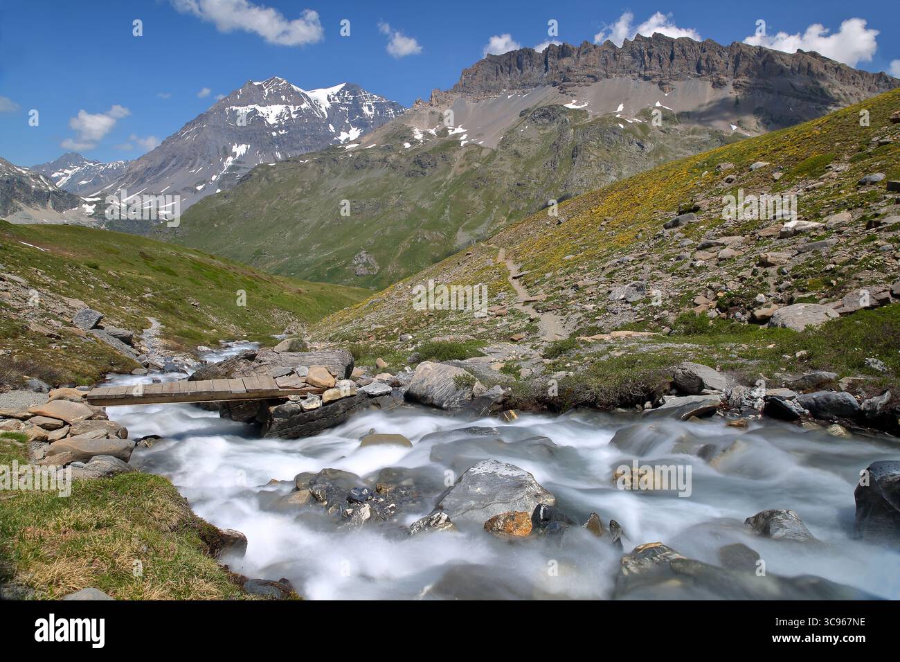 Ein Gebirgsbach und zwei Gipfel (grande casse und Pierre brune) von einem Wanderweg über Plan du Lac, Nationalpark Vanoise, Savoie, Frankreich Stockfoto