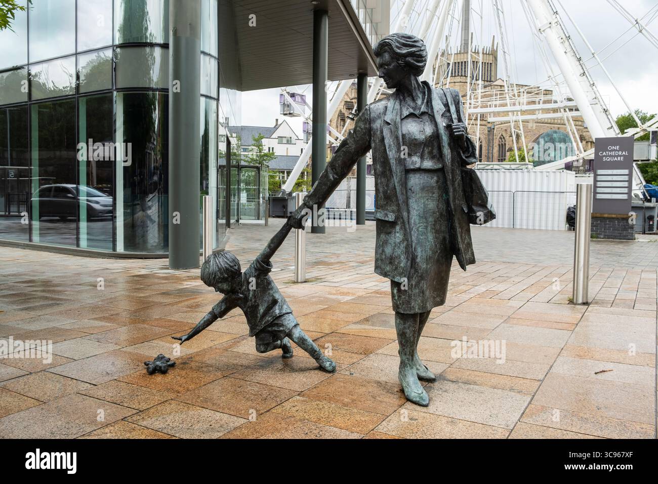 Großmutter, Kind und Teddybär von Alan Wilson. Railway Road, Blackburn, Lancashire Stockfoto