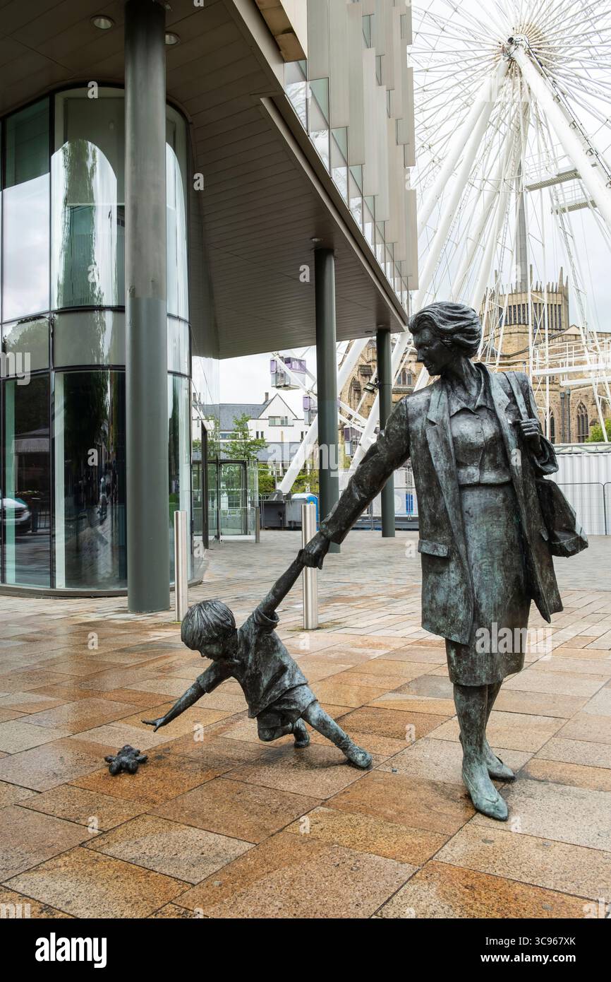 Großmutter, Kind und Teddybär von Alan Wilson. Railway Road, Blackburn, Lancashire Stockfoto