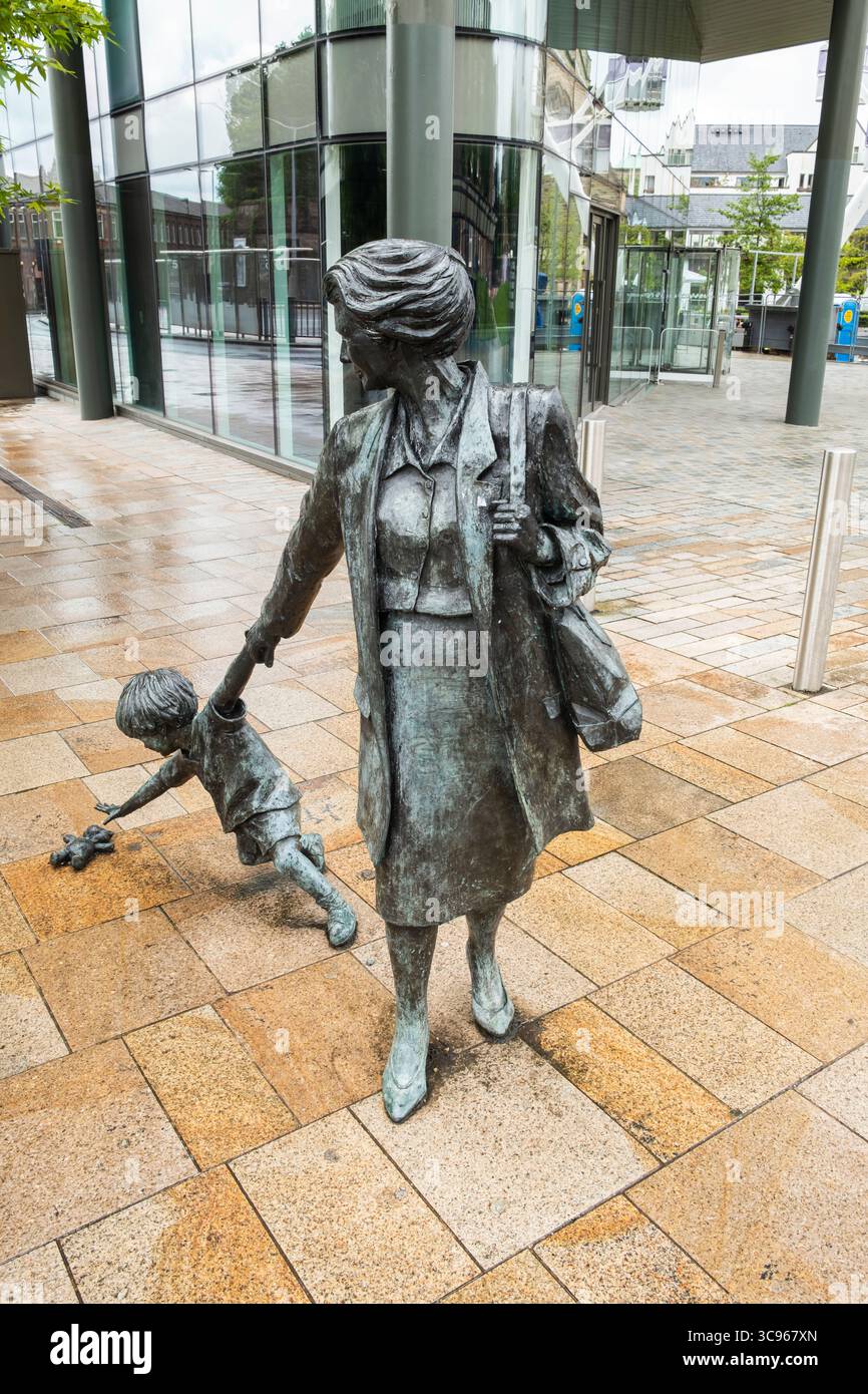 Großmutter, Kind und Teddybär von Alan Wilson. Railway Road, Blackburn, Lancashire Stockfoto
