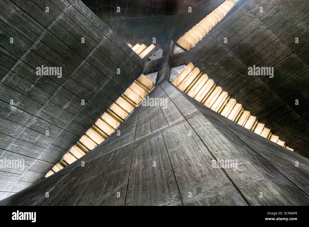 Blick auf die Decke mit geometrischen Mustern und Licht, die eine einzigartige architektonische Perspektive schaffen, 3-chōme, Tokio, Japan. Stockfoto