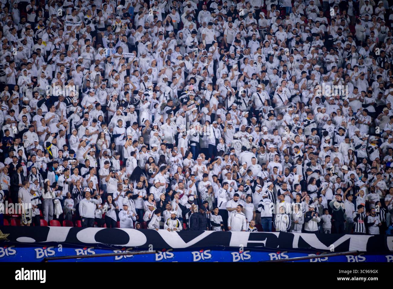 Sao Paulo, Brasilien. August 2025. MorumBIS Stadion SAO PAULO, BRASILIEN - 4. AUGUST: Santos Fans beim Brasileiirao 2025 Spiel zwischen Santos und Juventude im MorumBIS Stadion am 4. August 2025 in Sao Paulo, Brasilien. (Foto von Riquelve Nata/Sports Press Photo/Sports Press Photo) (Sports Press Photo/SPP) Credit: SPP Sport Press Photo. /Alamy Live News Stockfoto