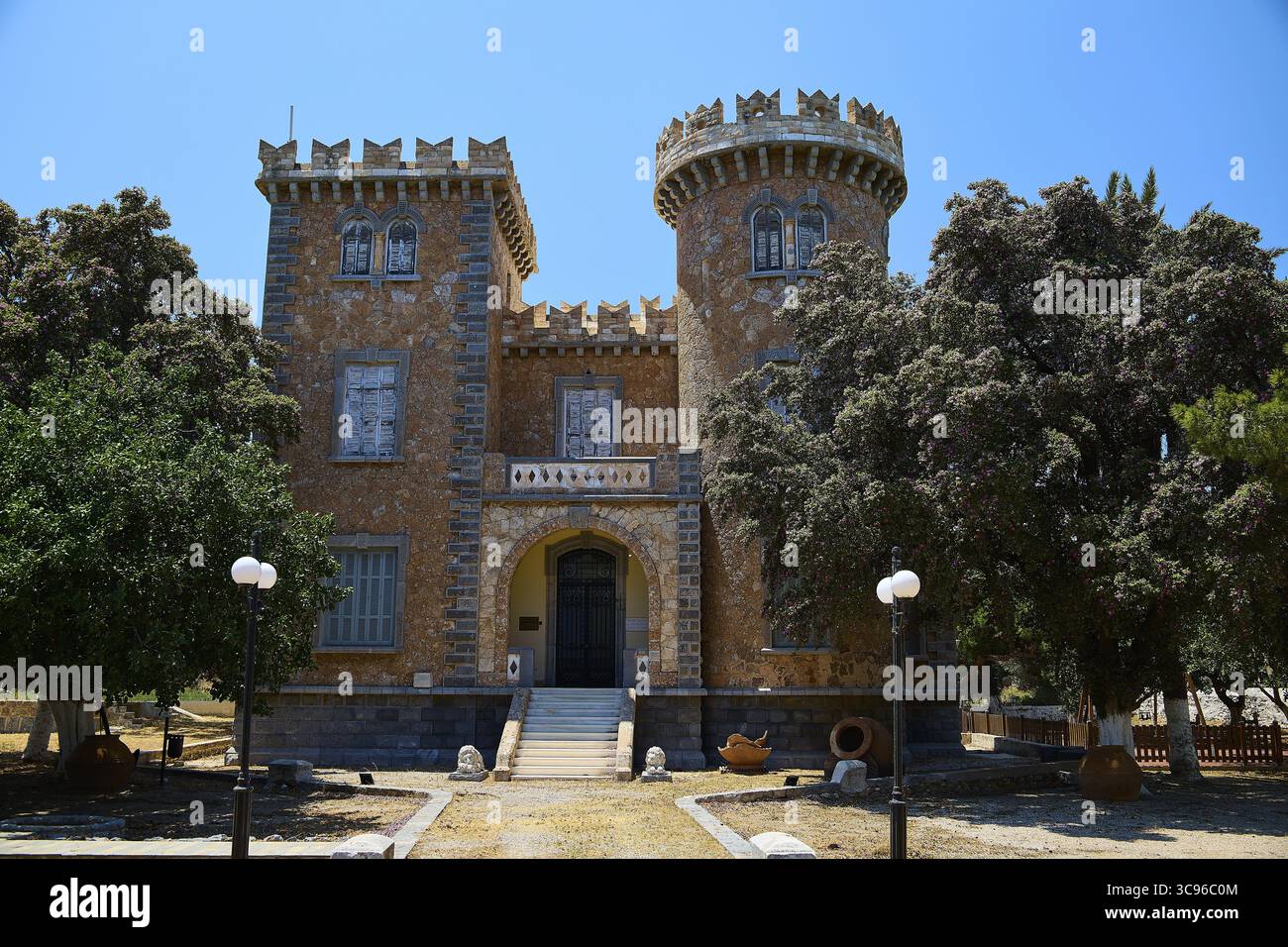 Bellinis Tower, Museum, historisches Gebäude mit Zinnen und Türmen vor einem blauen Himmel, Fotos zum 2. Weltkrieg, Schlacht von Leros, Alinda, Leros Stockfoto