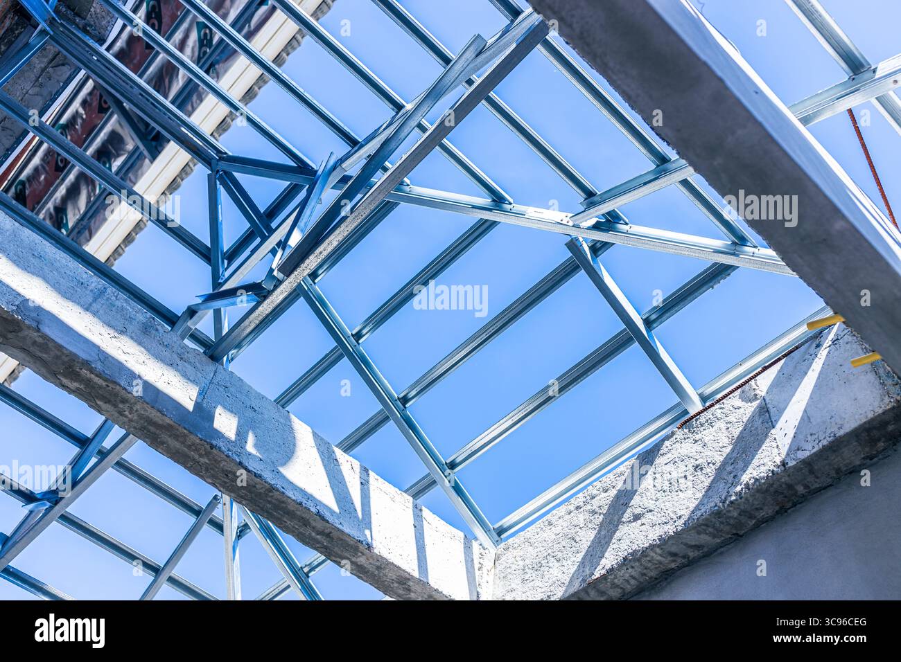 Im Bau modernes Hausdach mit Metallrahmen für hochwertiges Wohngebäude und Festigkeit Stockfoto