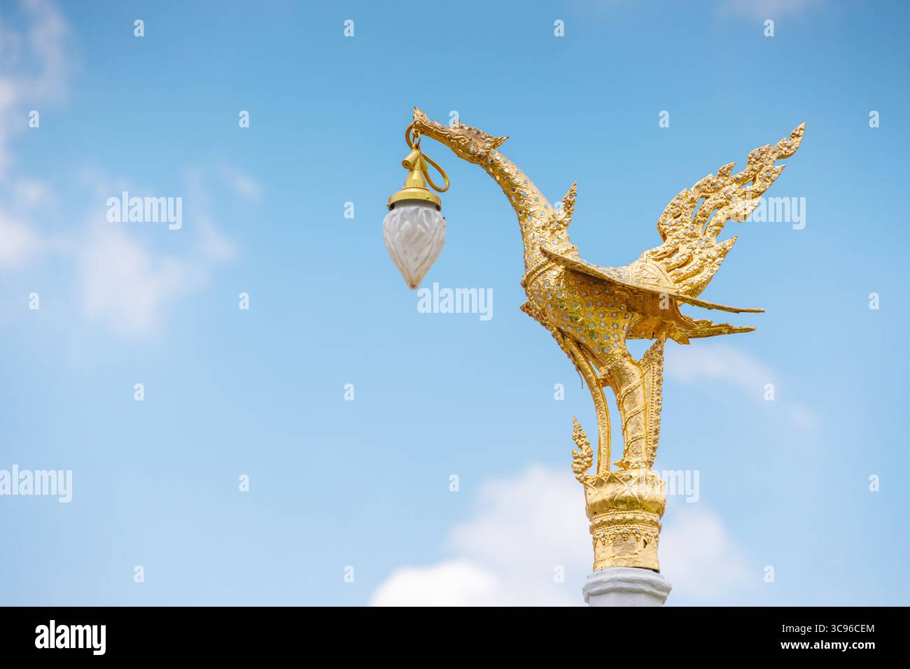 Thailändischer Stil schöner goldener Vogel oder Schwan in alter Literatur künstlerische Dekoration der Straßenlaterne vor blauem Himmel Stockfoto
