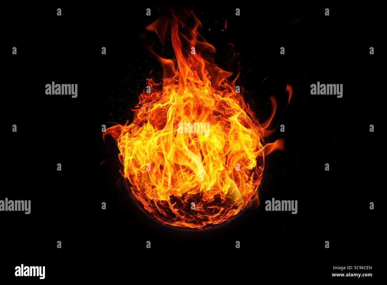 Kugelfeuer, brennender Kreis des Lagerfeuers, isoliert auf hinterem dunklen Hintergrund Stockfoto
