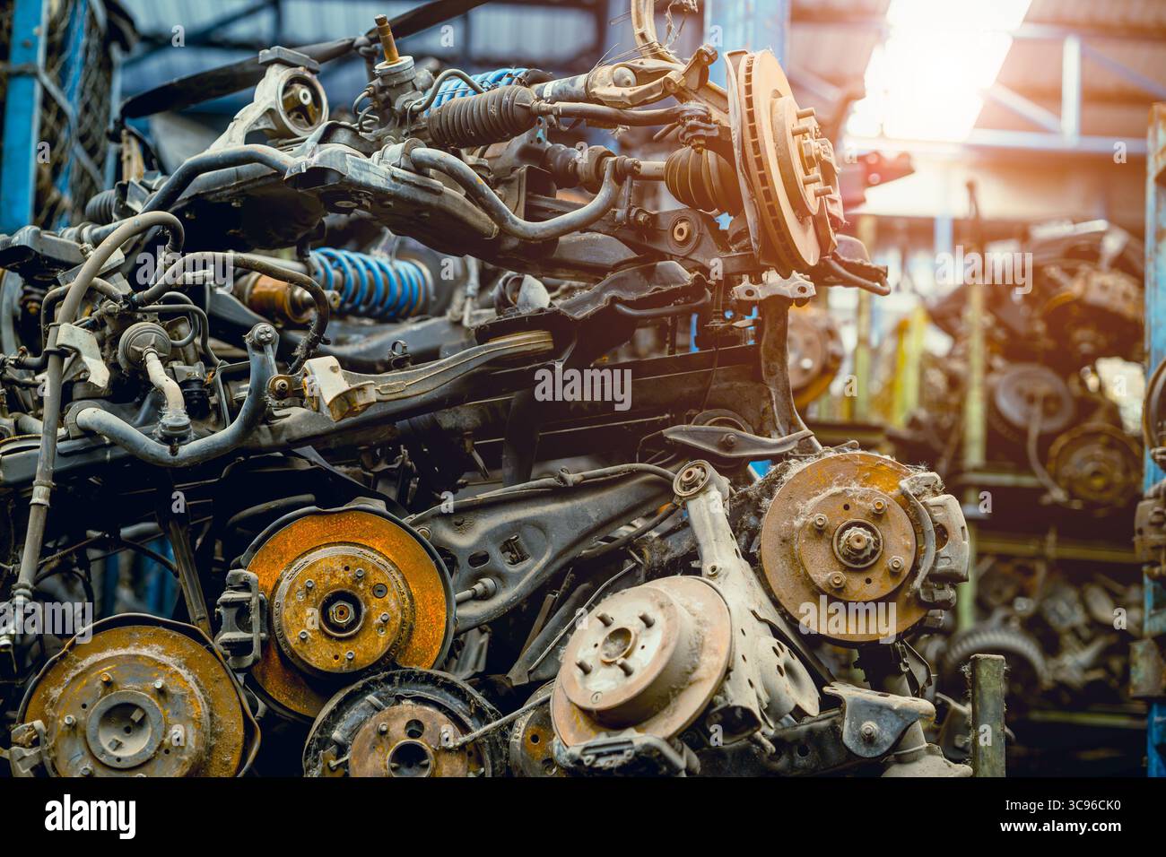 Lagerstapel von Gebrauchtfahrzeugteilen zum Verkauf Recycling, Ersatzteil für alte Radnaben aus Schrottplatz Stockfoto