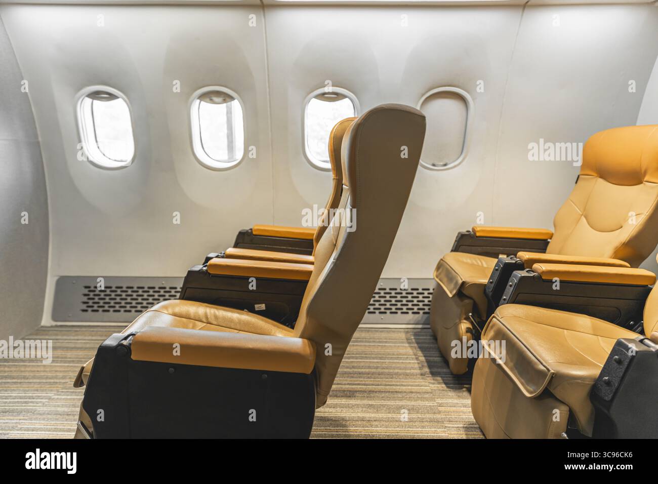 Flight Cabin Business Class Ledersitz Passagierreihe Luxus und Komfort Breite Beinfreiheit in der Fluggesellschaft keine Leute Stockfoto
