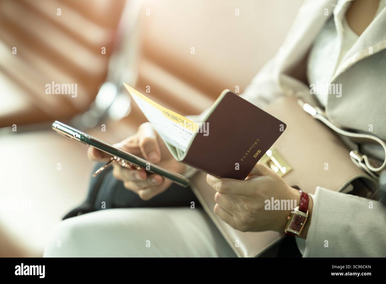 Geschäftsfrauen, die die Smartphone-Anwendung nutzen, checken in der Flughafenlobby online mit Bordkarte und Passinformationen ein Stockfoto