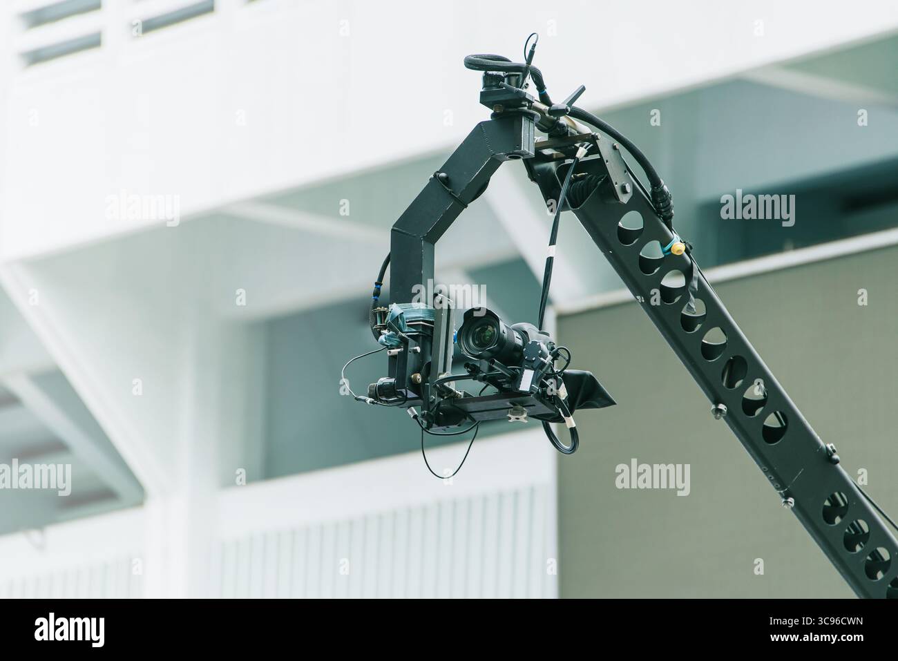 Kamera Verlängerungskran im Freien für Hochwinkelaufnahmen, professionelle Kinematographie-Ausrüstung in der Videoindustrie Stockfoto