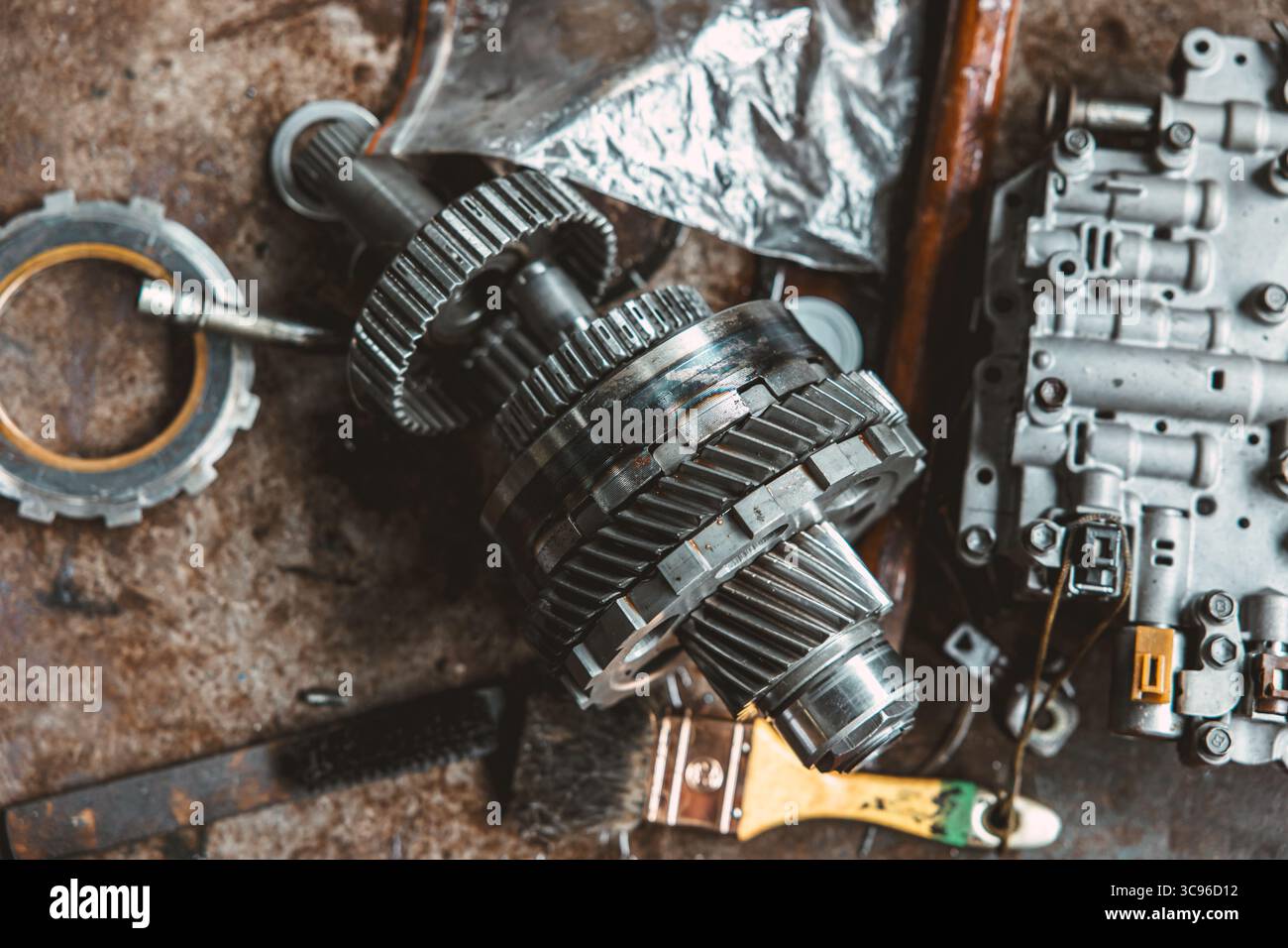 Metallteil des Zahnrads der Kupplung des Fahrzeugs zur Reparatur des Motorüberholungsprozesses in der Garage Stockfoto