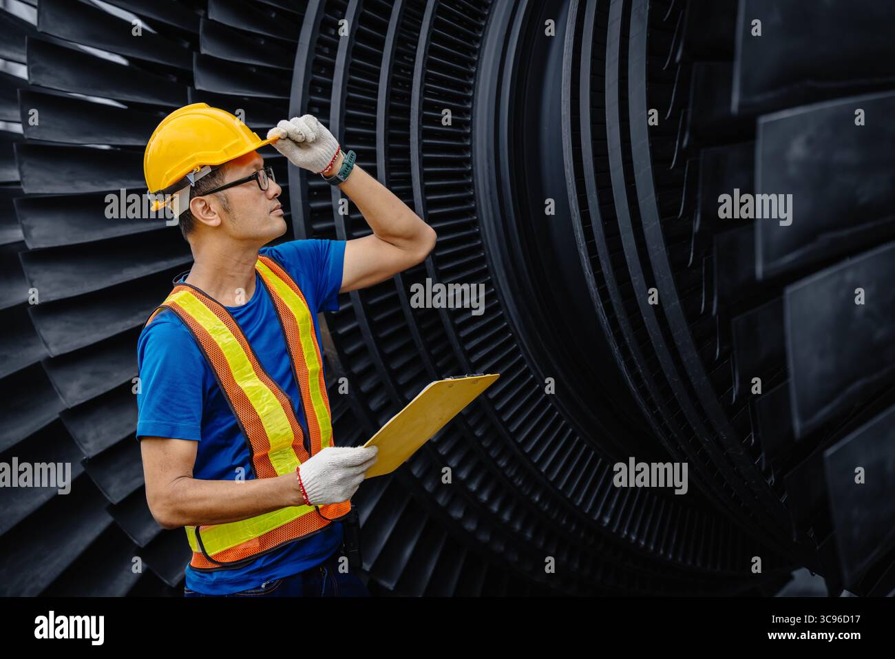 Professioneller asiatischer Ingenieur männlich arbeitender prüfender Service Kohlekraftwerk Dampf Gasturbinengebläse elektrischer Generator Antriebssysteme. Stockfoto