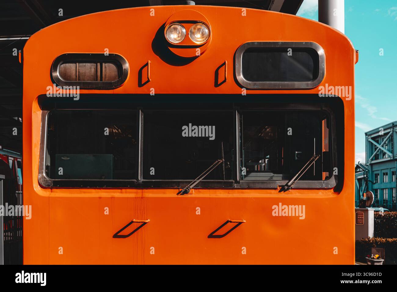 Nahaufnahme der Vorderseite des japanischen Zuges im Retro-Stil, Lokomotivkabine im Museum Stockfoto