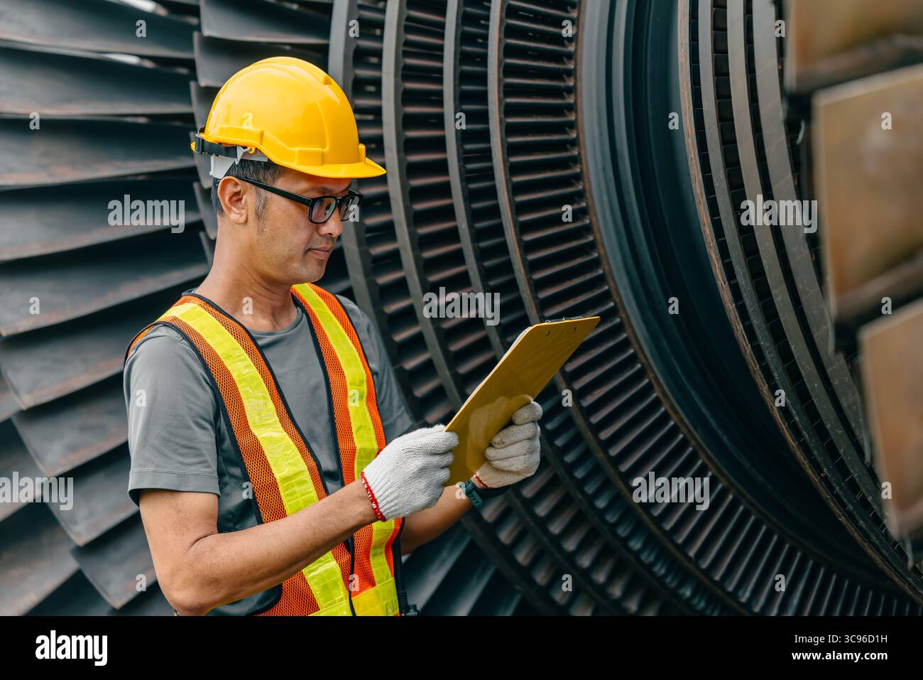 Professioneller asiatischer Ingenieur männlich arbeitender prüfender Service Kohlekraftwerk Dampf Gasturbinengebläse elektrischer Generator Antriebssysteme. Stockfoto