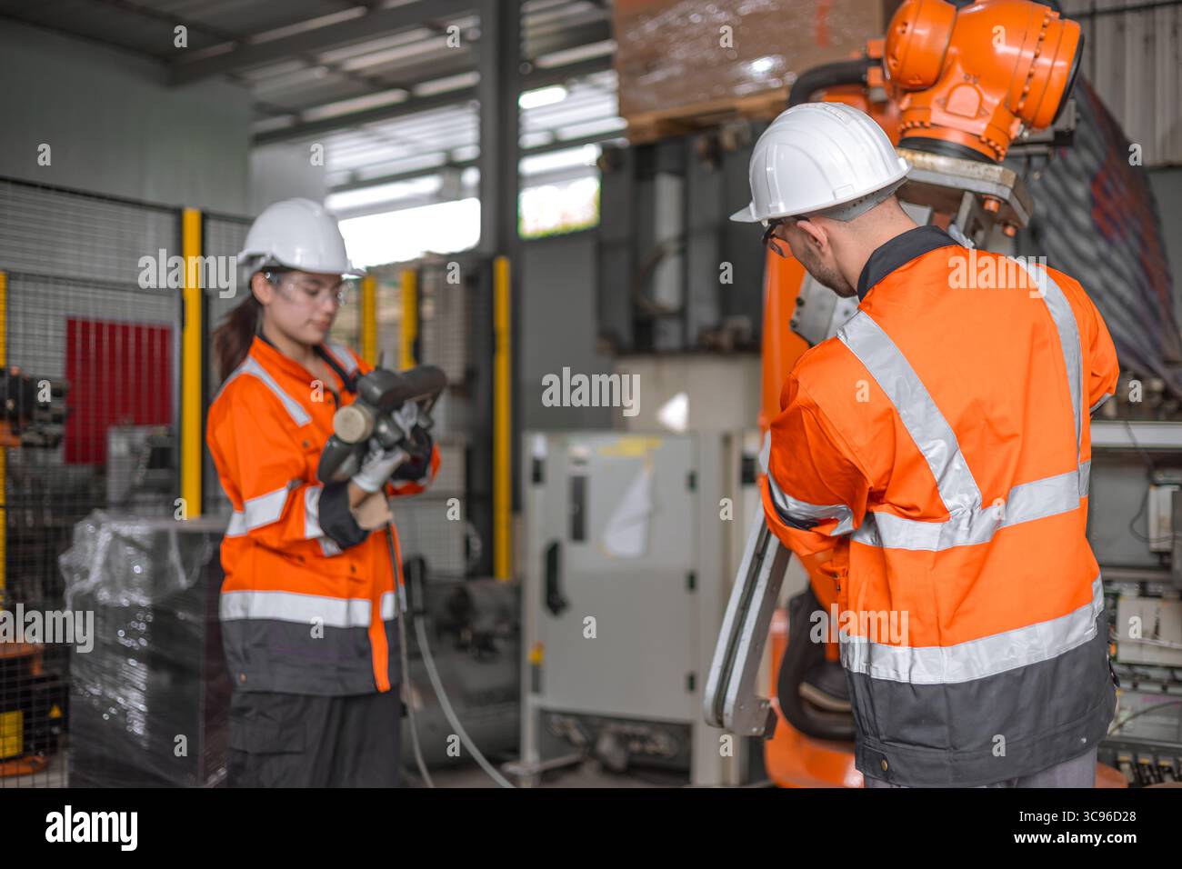 Techniker Techniker Techniker Team reparieren Service Wartung Inspektion automatische Roboterarm Maschine Installation in modernen Fabrik. Arbeiter prüfen die Reparatur der Einstellung Stockfoto