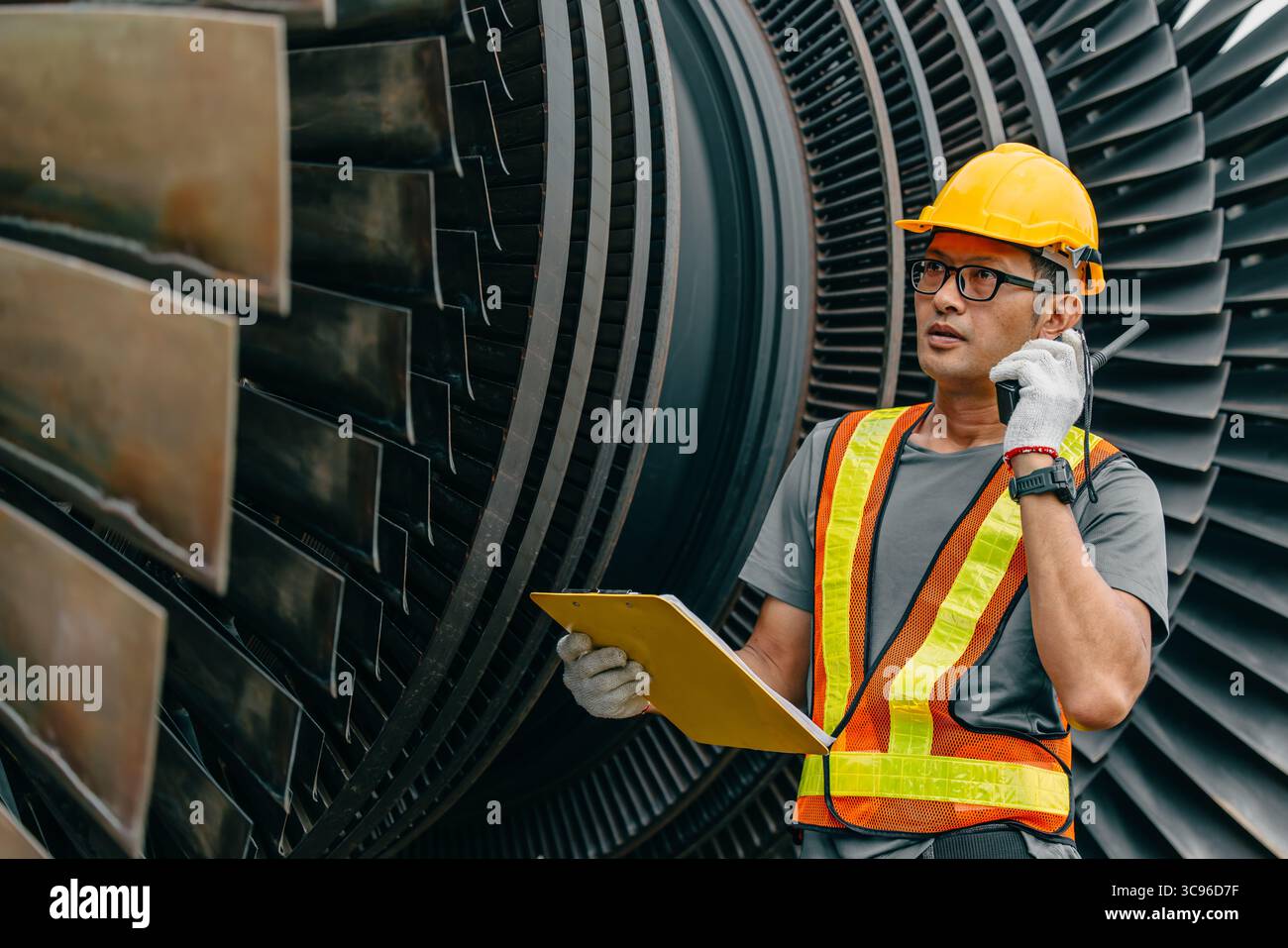 Professioneller asiatischer Ingenieur männlich arbeitender prüfender Service Kohlekraftwerk Dampf Gasturbinengebläse elektrischer Generator Antriebssysteme. Stockfoto