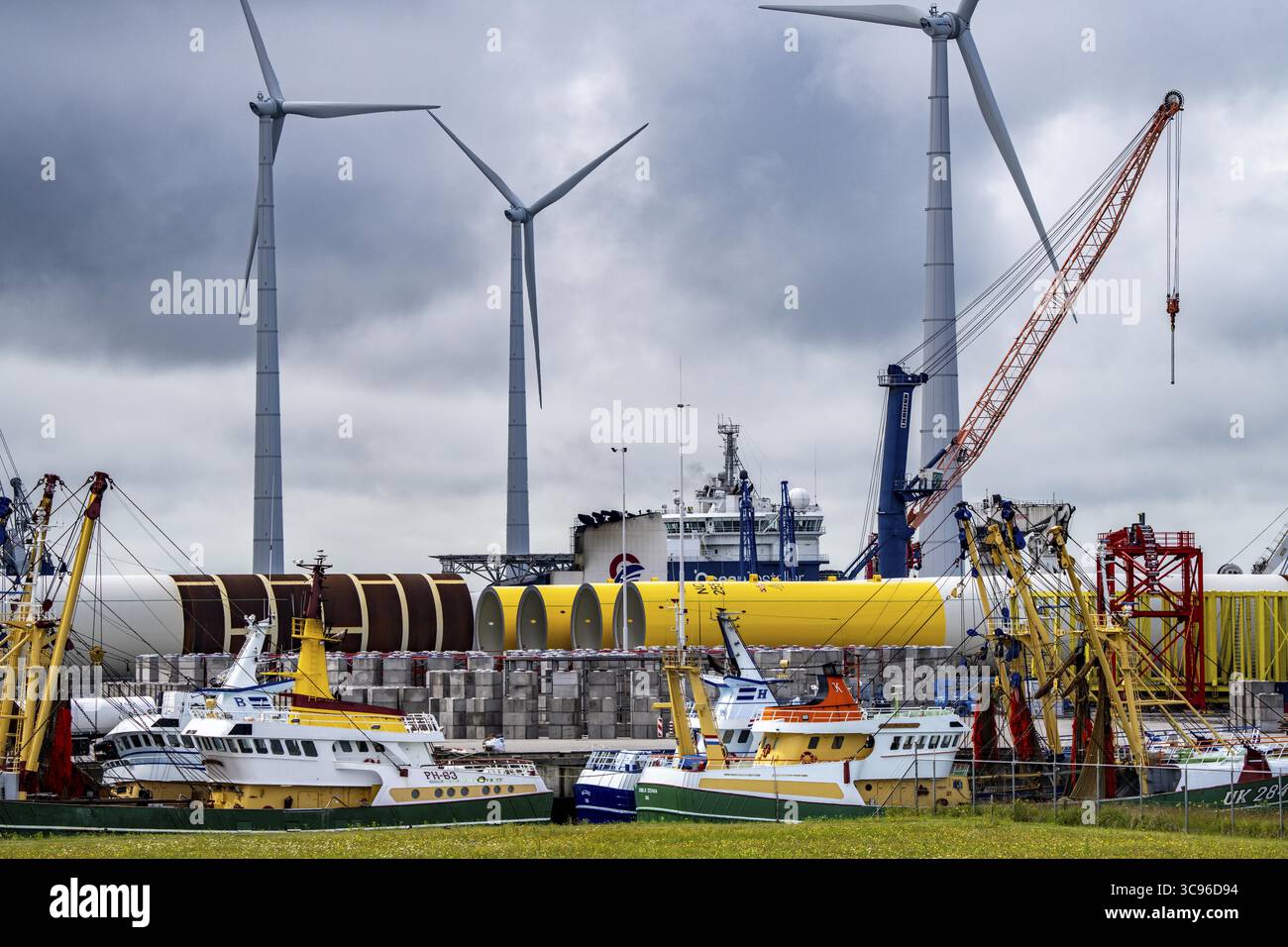 Der Seehafen Eemshaven, Julianahaven Basin, wo die Fundamentstrukturen, Monopiles, für Offshore-Windparks gelagert werden, die dann die A unterstützen Stockfoto