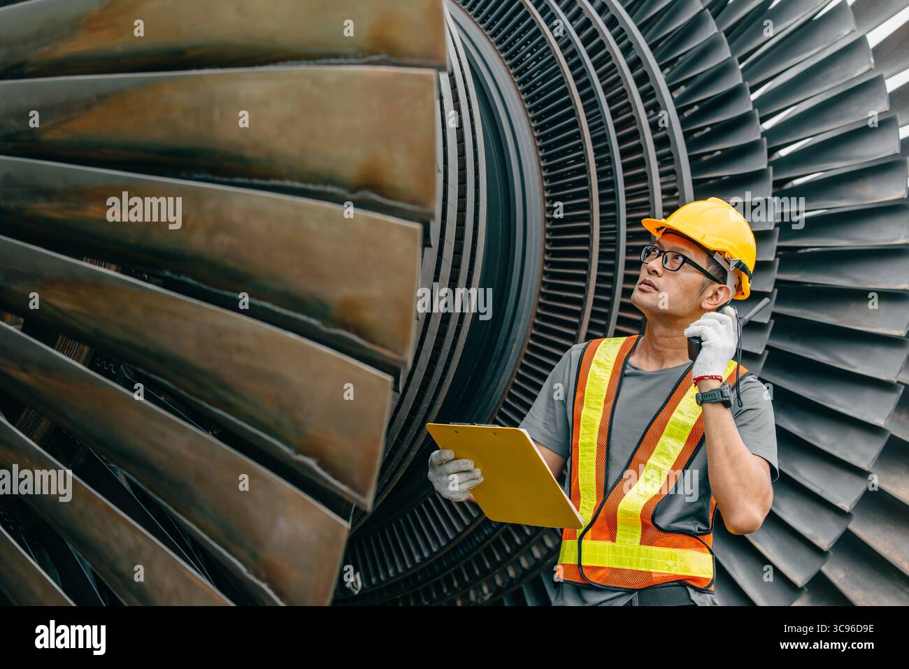 Professioneller asiatischer Ingenieur männlich arbeitender prüfender Service Kohlekraftwerk Dampf Gasturbinengebläse elektrischer Generator Antriebssysteme. Stockfoto