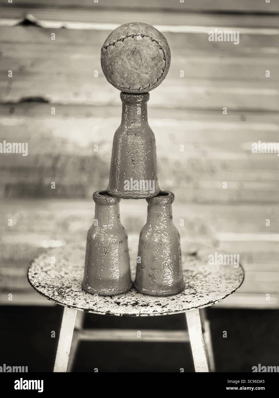 Vintage-Milchflaschenspiel auf der Kreismesse in Sepia-Ton Stockfoto