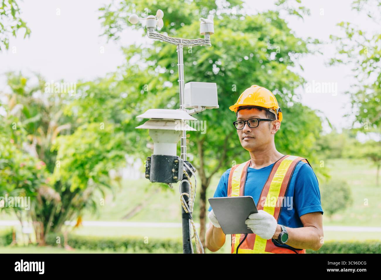 Techniker männlich, der Luftverschmutzung sammelt, Wettermonitor, Windinformationen Daten von Sensorstation im Freien Stockfoto