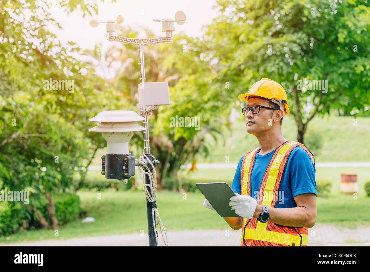 Techniker männlich, der Luftverschmutzung sammelt, Wettermonitor, Windinformationen Daten von Sensorstation im Freien Stockfoto