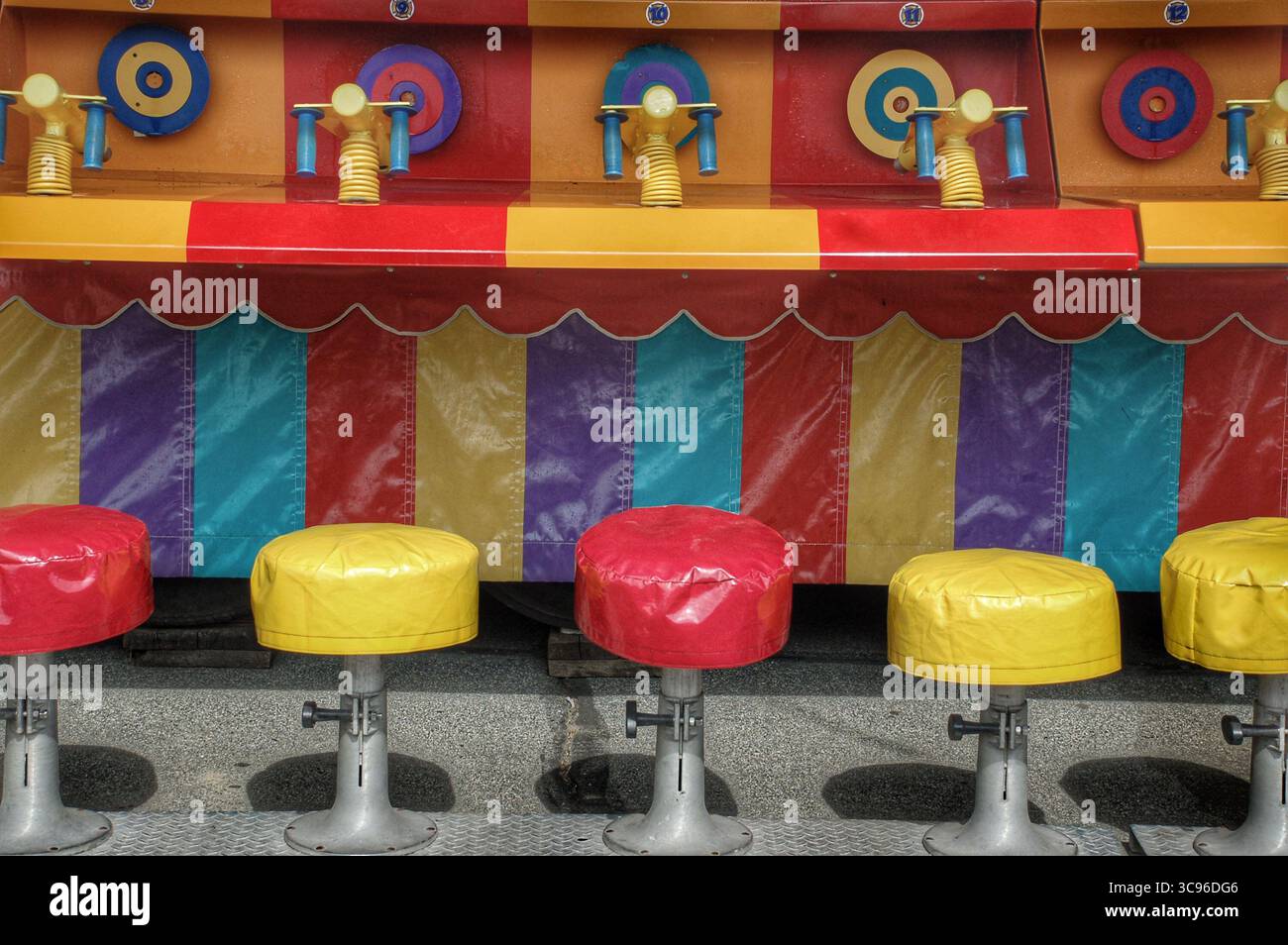 Buntes Wasserpistolenspiel auf dem County Fair Stockfoto