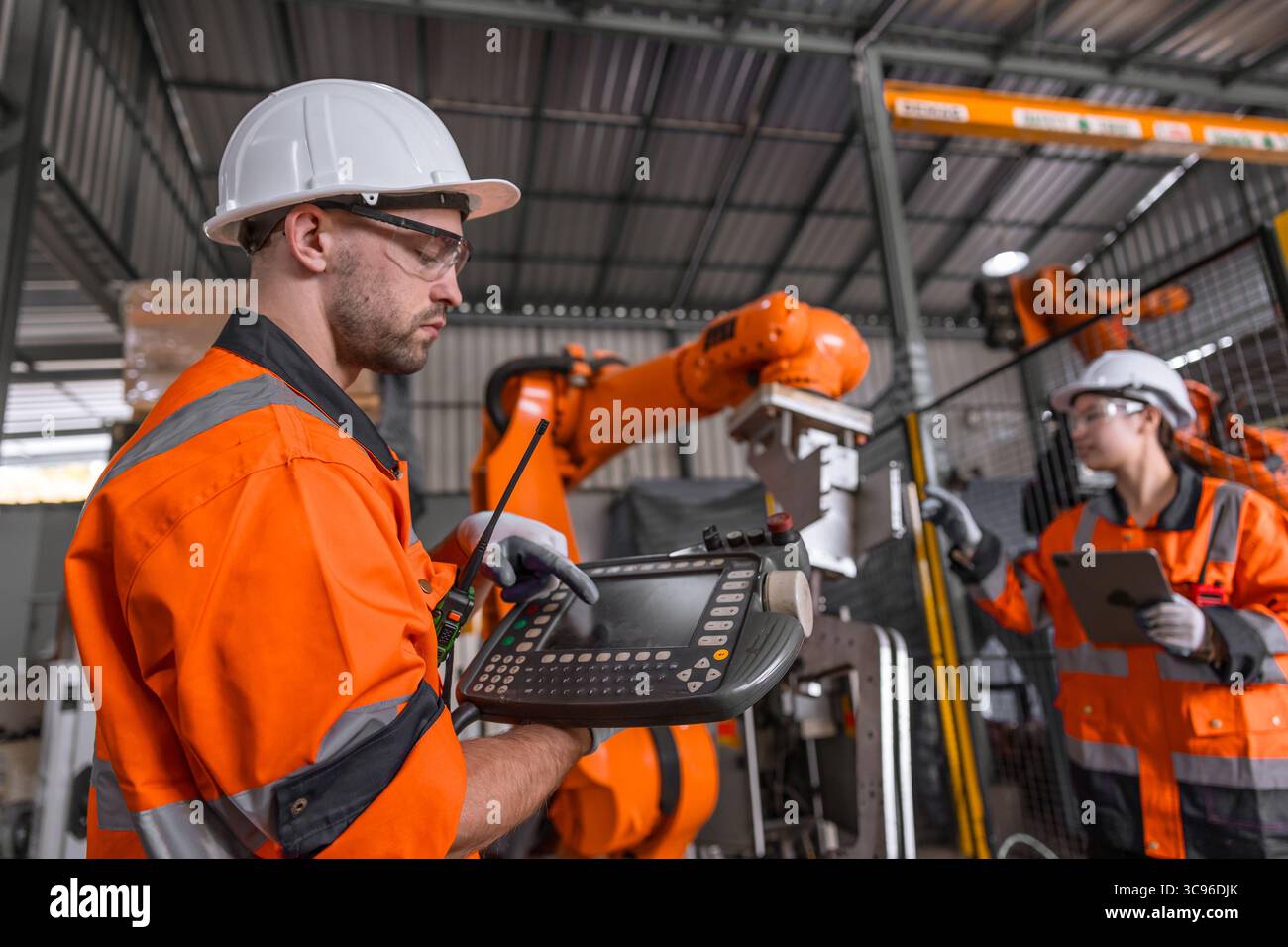 Techniker Techniker Techniker Team reparieren Service Wartung Inspektion automatische Roboterarm Maschine Installation in modernen Fabrik. Arbeiter prüfen die Reparatur der Einstellung Stockfoto
