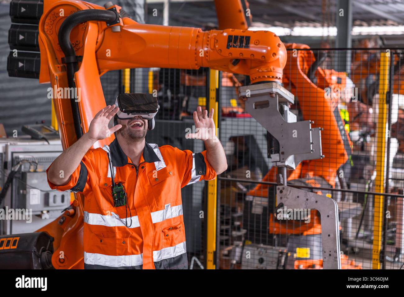 Ingenieur männlich mit VR Virtual-Reality-Brille-Headset-Gerät zur Steuerung des Roboterarms in der modernen Technologiebranche Stockfoto