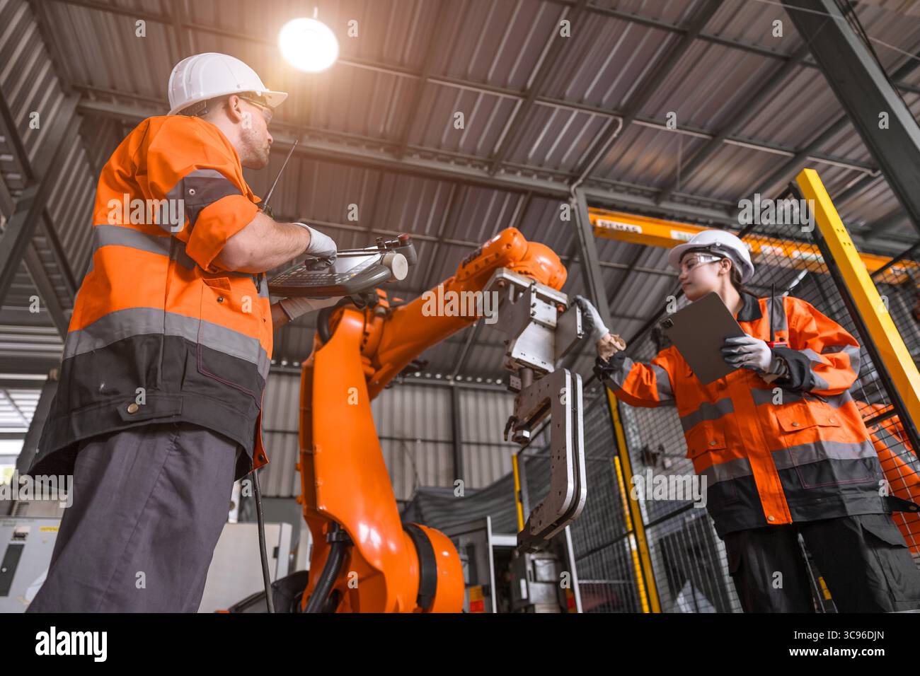Techniker Techniker Techniker Team reparieren Service Wartung Inspektion automatische Roboterarm Maschine Installation in modernen Fabrik. Arbeiter prüfen die Reparatur der Einstellung Stockfoto
