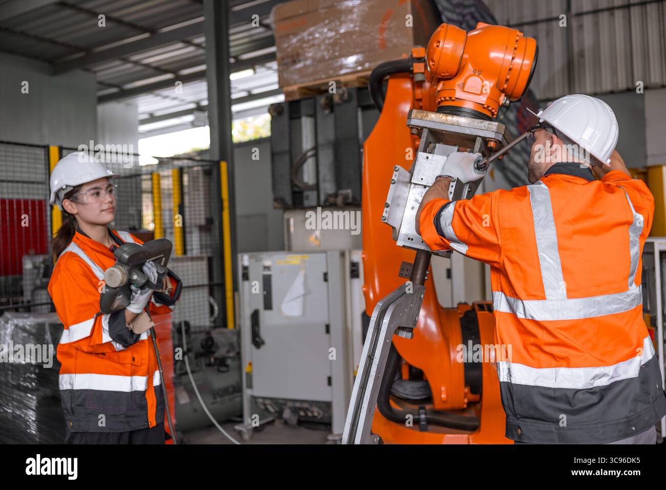 Techniker Techniker Techniker Team reparieren Service Wartung Inspektion automatische Roboterarm Maschine Installation in modernen Fabrik. Arbeiter prüfen die Reparatur der Einstellung Stockfoto