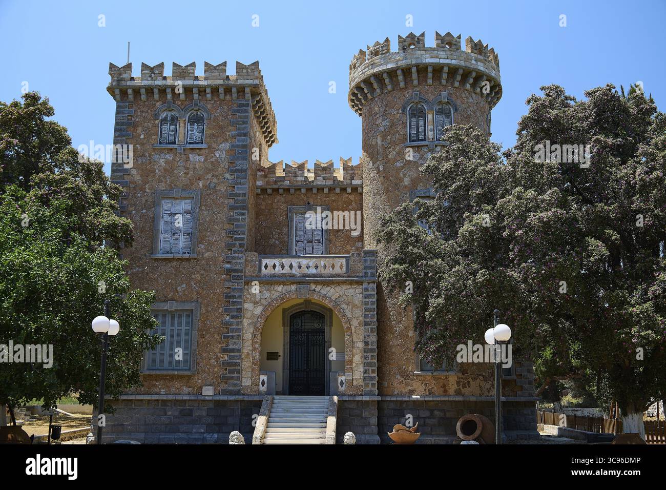 Bellinis Tower, Museum, historisches Gebäude mit Zinnen und Türmen vor einem blauen Himmel, Fotos zum 2. Weltkrieg, Schlacht von Leros, Alinda, Leros Stockfoto