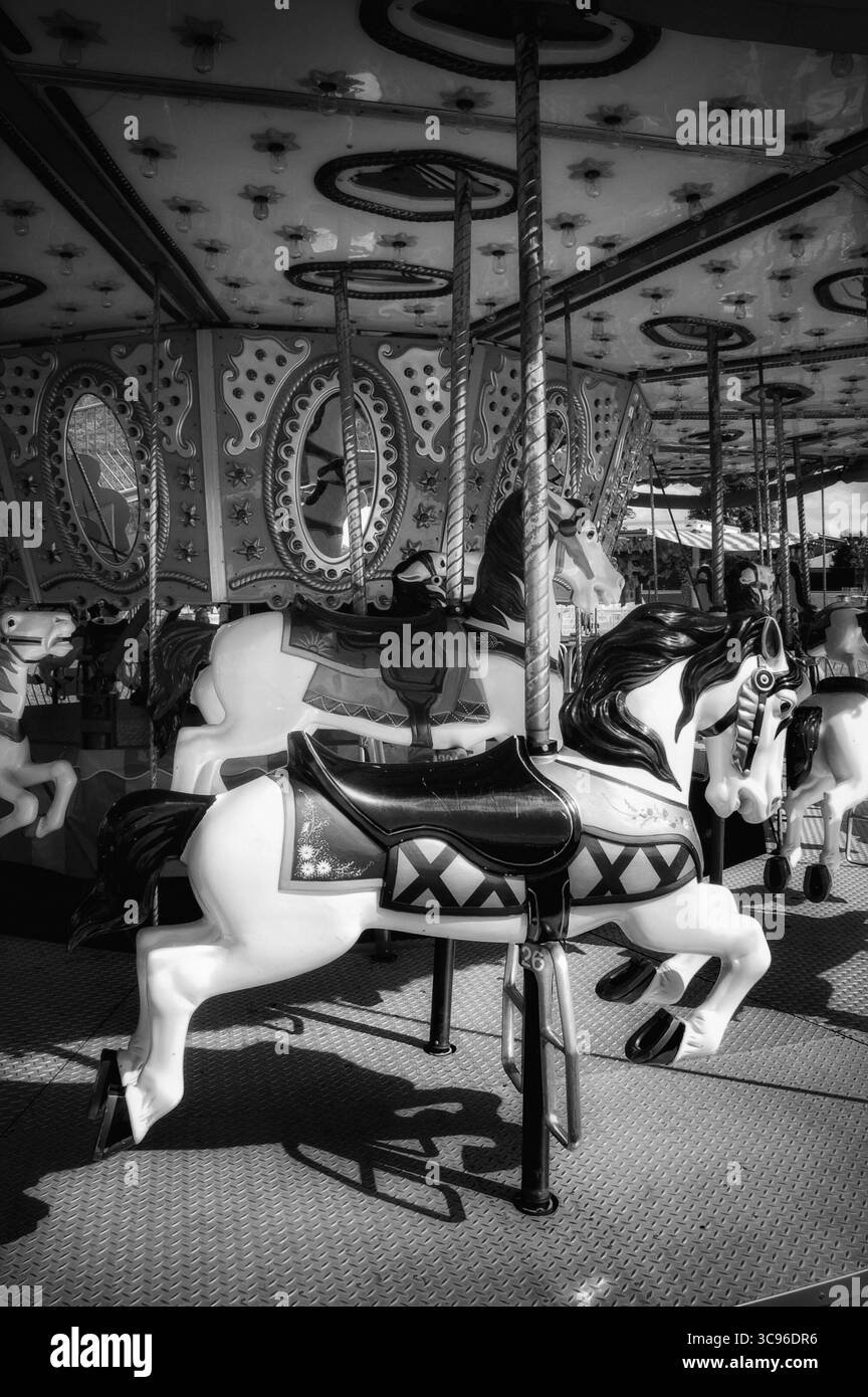Karussell auf der Kreismesse in Schwarz-weiß Stockfoto