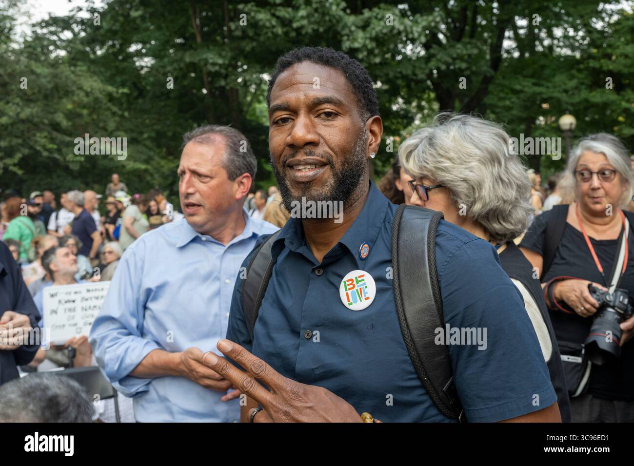 New York, Usa. August 2025. Staatsanwalt Jumaane Williams nimmt an einer Kundgebung Teil, die von linken jüdischen Gruppen in der Nähe des Trump Hotels am Columbus Circle geführt wird, um ein Ende des Krieges in Gaza zu fordern. Quelle: SOPA Images Limited/Alamy Live News Stockfoto