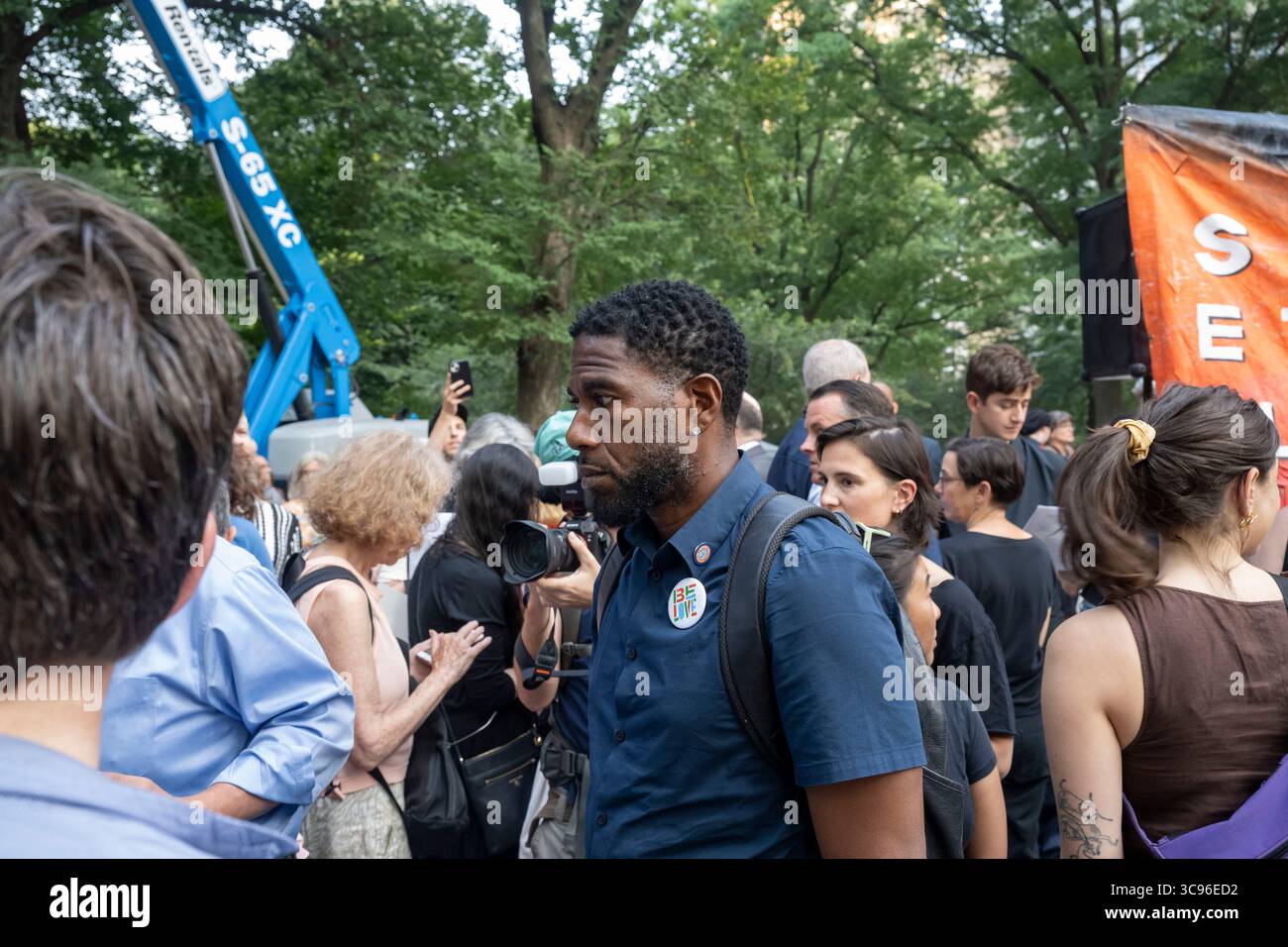 New York, Usa. August 2025. Staatsanwalt Jumaane Williams nimmt an einer Kundgebung Teil, die von linken jüdischen Gruppen in der Nähe des Trump Hotels am Columbus Circle geführt wird, um ein Ende des Krieges in Gaza zu fordern. Quelle: SOPA Images Limited/Alamy Live News Stockfoto
