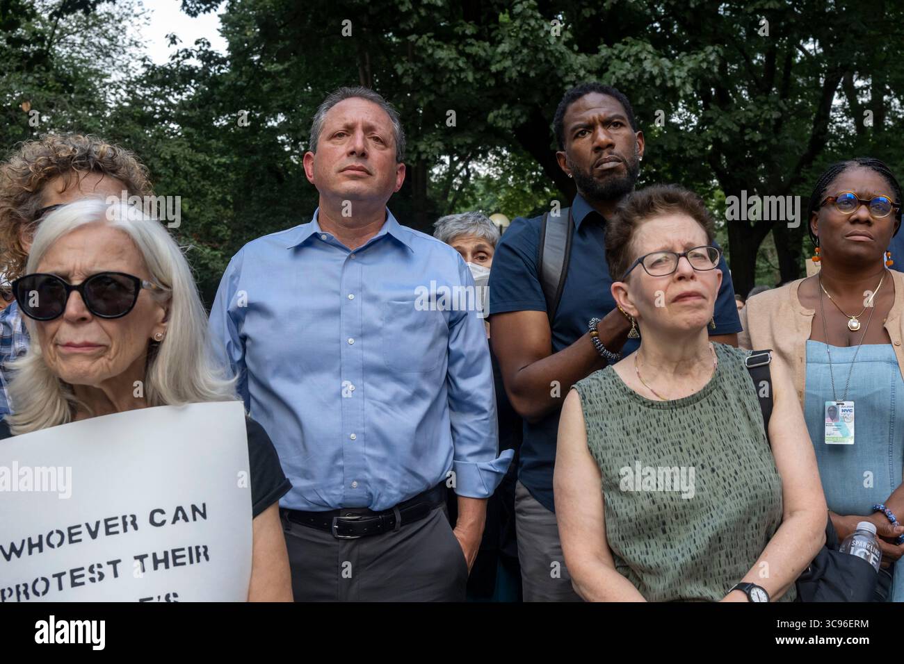 New York, Usa. August 2025. Der City Comptroller Brad Lander und die Staatsanwaltschaft Jumaane Williams nehmen an einer von linken jüdischen Gruppen geführten Kundgebung nahe dem Trump Hotel am Columbus Circle Teil, um ein Ende des Krieges in Gaza zu fordern. Quelle: SOPA Images Limited/Alamy Live News Stockfoto