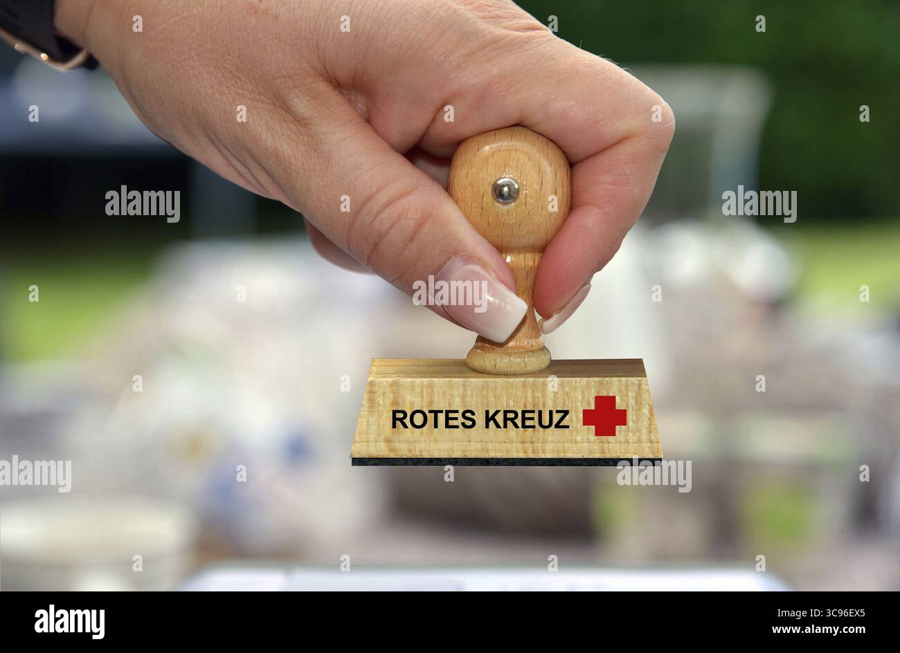 Symbolfoto, Frauenhand mit Stempel, Aufschrift: Deutsches Rotes Kreuz, Logo, Atelier, Niedersachsen, Bundesrepublik Deutschland Stockfoto
