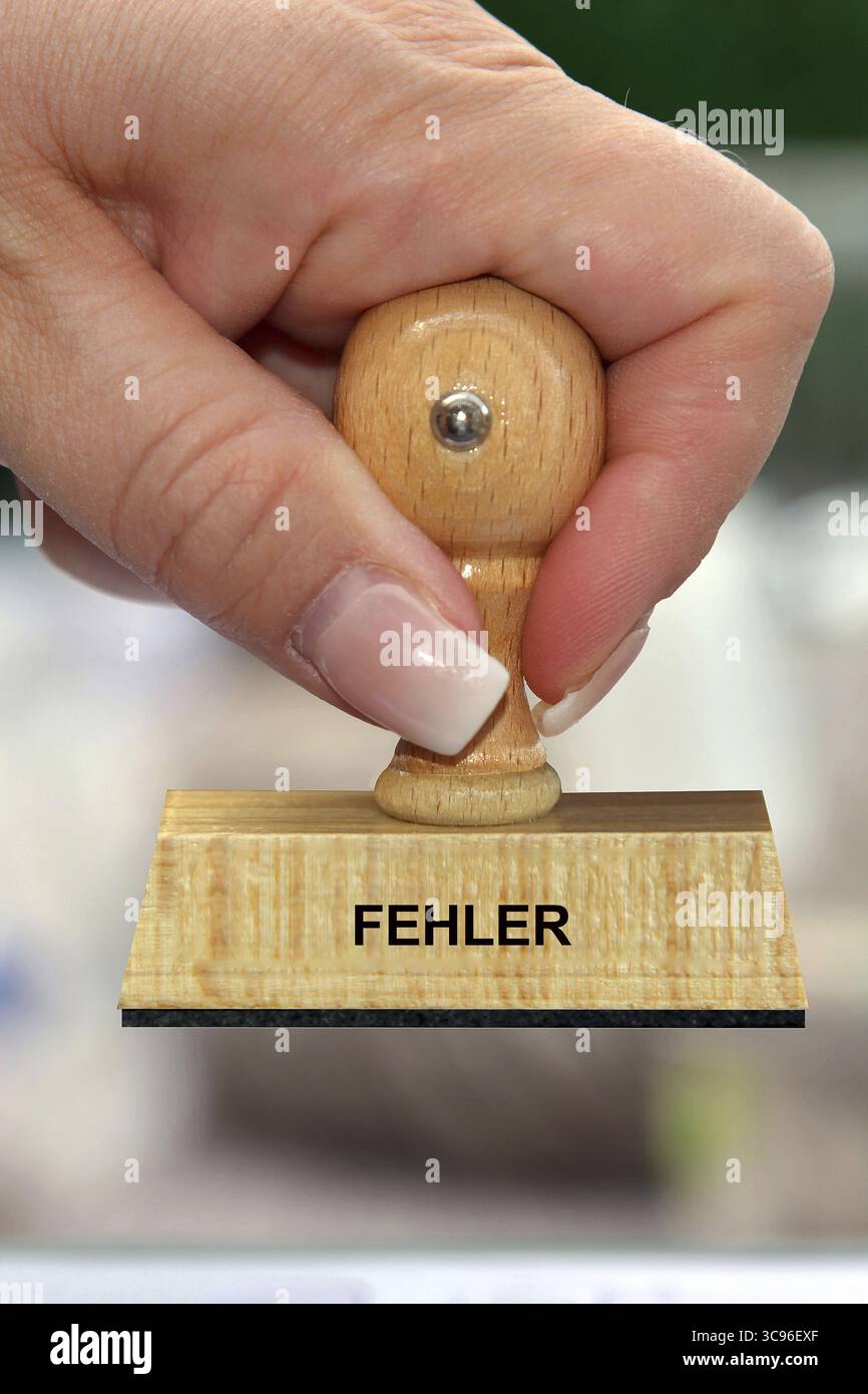 Symbolfoto, Frauenhand mit Stempel, Inschrift: Fehler, Studio, Niedersachsen, Bundesrepublik Deutschland Stockfoto