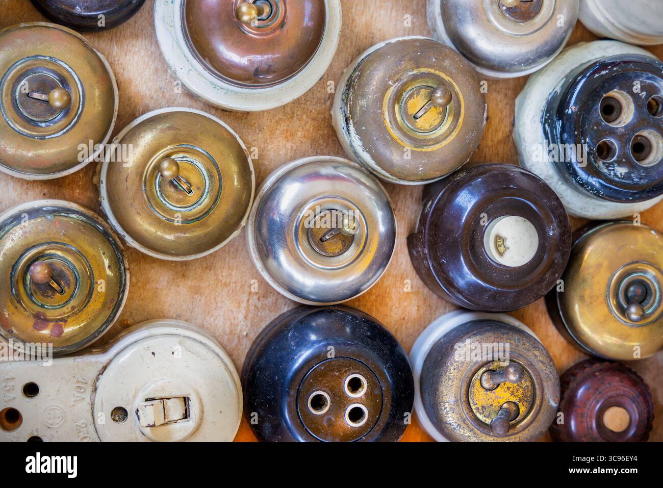 Kollektion von rostigen und verwitterten Vintage-Lichtschaltern Stockfoto