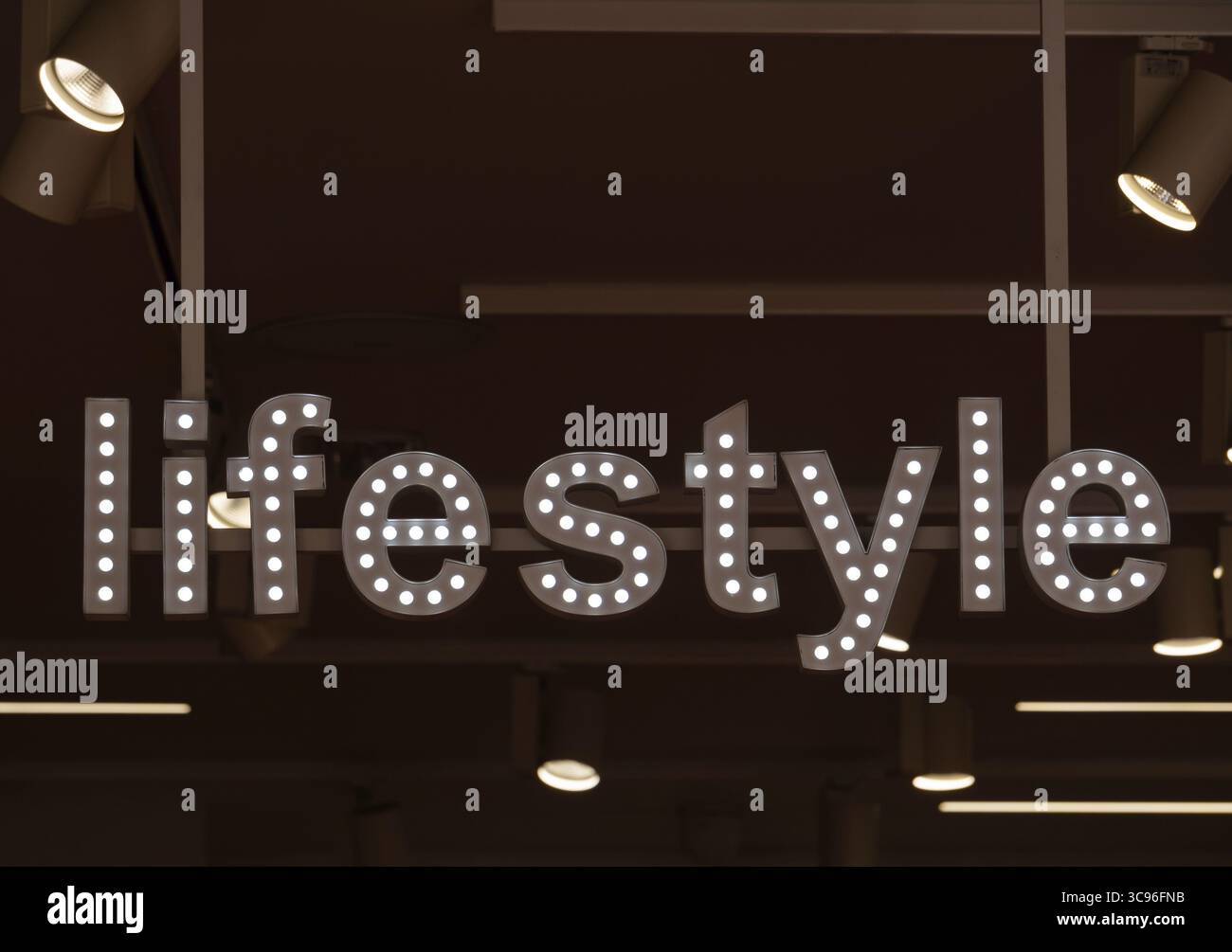 Ronda, malaga, spanien 20. juni 2022 beleuchtetes Schild mit dem Wort Lifestyle auf dunklem Hintergrund Stockfoto