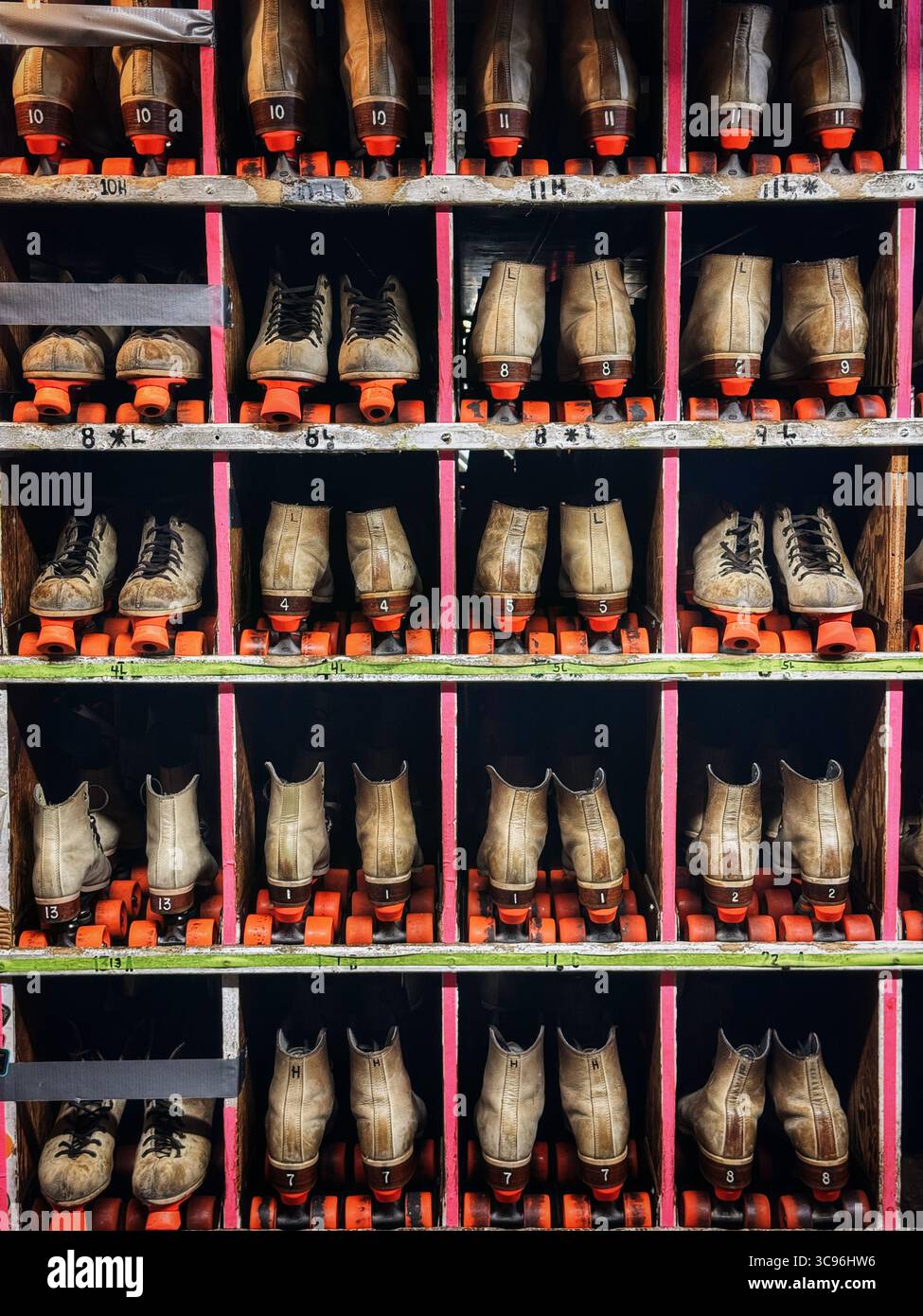 Leihschuhe stehen an der Rollbahn - Smartphone-aufgenommenes Stockfoto