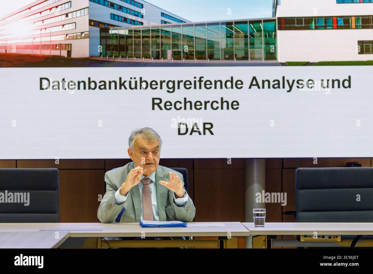 05.08.2025. Düsseldorf. Die Polizei Nordrhein-Westfalen nutzt zur Analyse Ihrer Daten die Datenbankübergreifende Analyse und Recherche dar, die auf der Software Gotham des Unternehmens Palantir beruht. Die zentrale Rechercheplattform hilft, Informationen leichter zwischen den Polizeibehörden des Bundes und der Länder auszutauschen. Bei Bedrohungslagen wie Terroranschläge oder Amokläufe kann der schnelle Zugriff auf wichtige Daten die Arbeit der Ermittlerinnen und Ermittler vereinfachen. NRW-Innenminister Herbert Reul spricht gemeinsam mit Praktikern aus der Kriminalpolizei über die Verwendun Stockfoto