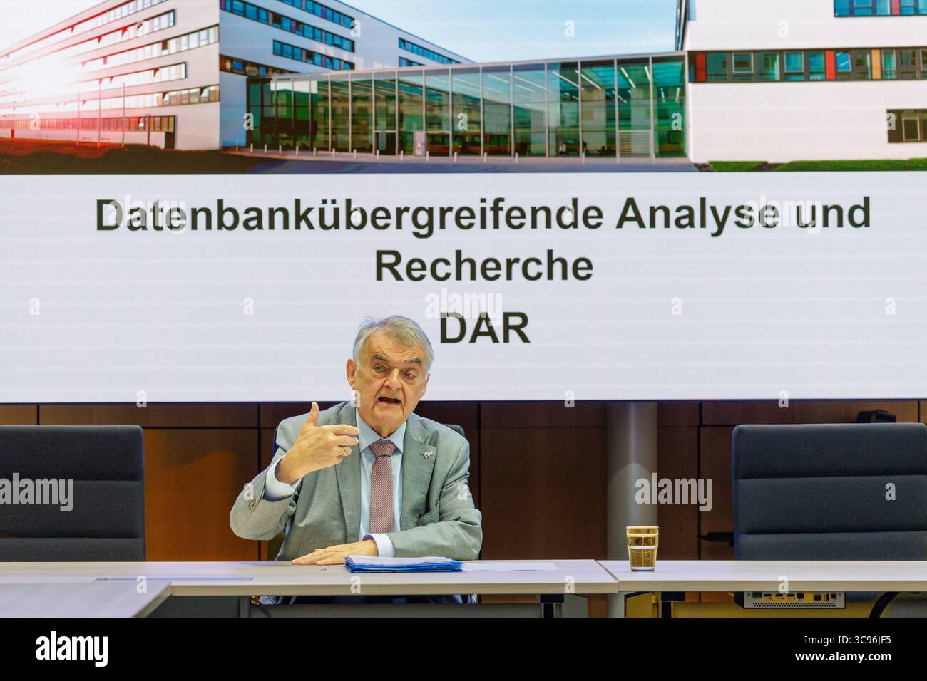 05.08.2025. Düsseldorf. Die Polizei Nordrhein-Westfalen nutzt zur Analyse Ihrer Daten die Datenbankübergreifende Analyse und Recherche dar, die auf der Software Gotham des Unternehmens Palantir beruht. Die zentrale Rechercheplattform hilft, Informationen leichter zwischen den Polizeibehörden des Bundes und der Länder auszutauschen. Bei Bedrohungslagen wie Terroranschläge oder Amokläufe kann der schnelle Zugriff auf wichtige Daten die Arbeit der Ermittlerinnen und Ermittler vereinfachen. NRW-Innenminister Herbert Reul spricht gemeinsam mit Praktikern aus der Kriminalpolizei über die Verwendun Stockfoto