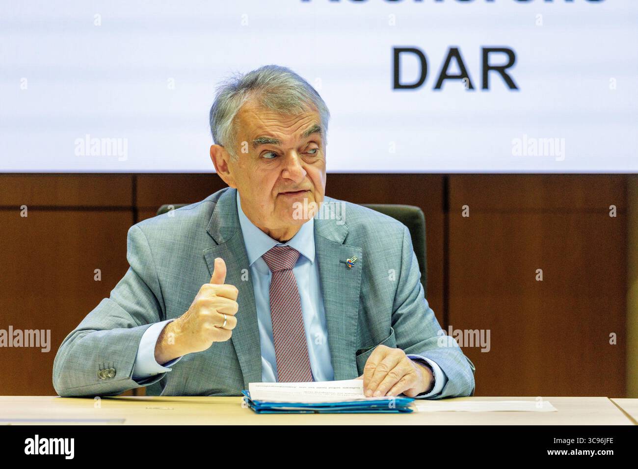 05.08.2025. Düsseldorf. Die Polizei Nordrhein-Westfalen nutzt zur Analyse Ihrer Daten die Datenbankübergreifende Analyse und Recherche dar, die auf der Software Gotham des Unternehmens Palantir beruht. Die zentrale Rechercheplattform hilft, Informationen leichter zwischen den Polizeibehörden des Bundes und der Länder auszutauschen. Bei Bedrohungslagen wie Terroranschläge oder Amokläufe kann der schnelle Zugriff auf wichtige Daten die Arbeit der Ermittlerinnen und Ermittler vereinfachen. NRW-Innenminister Herbert Reul spricht gemeinsam mit Praktikern aus der Kriminalpolizei über die Verwendun Stockfoto