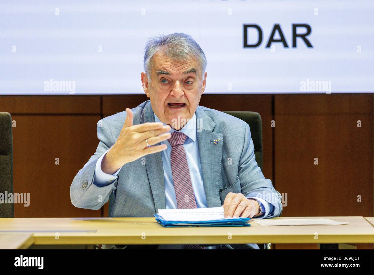 05.08.2025. Düsseldorf. Die Polizei Nordrhein-Westfalen nutzt zur Analyse Ihrer Daten die Datenbankübergreifende Analyse und Recherche dar, die auf der Software Gotham des Unternehmens Palantir beruht. Die zentrale Rechercheplattform hilft, Informationen leichter zwischen den Polizeibehörden des Bundes und der Länder auszutauschen. Bei Bedrohungslagen wie Terroranschläge oder Amokläufe kann der schnelle Zugriff auf wichtige Daten die Arbeit der Ermittlerinnen und Ermittler vereinfachen. NRW-Innenminister Herbert Reul spricht gemeinsam mit Praktikern aus der Kriminalpolizei über die Verwendun Stockfoto