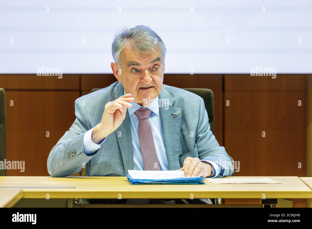 05.08.2025. Düsseldorf. Die Polizei Nordrhein-Westfalen nutzt zur Analyse Ihrer Daten die Datenbankübergreifende Analyse und Recherche dar, die auf der Software Gotham des Unternehmens Palantir beruht. Die zentrale Rechercheplattform hilft, Informationen leichter zwischen den Polizeibehörden des Bundes und der Länder auszutauschen. Bei Bedrohungslagen wie Terroranschläge oder Amokläufe kann der schnelle Zugriff auf wichtige Daten die Arbeit der Ermittlerinnen und Ermittler vereinfachen. NRW-Innenminister Herbert Reul spricht gemeinsam mit Praktikern aus der Kriminalpolizei über die Verwendun Stockfoto