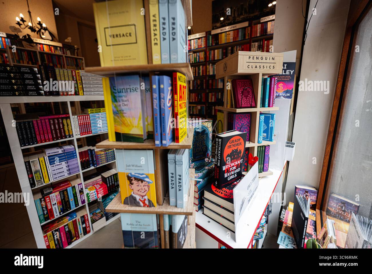 Krakau, Polen - 08. Juli 2025: Ein lebhafter Buchladen mit einer Auswahl an Büchern und Pinguin Classics Stockfoto
