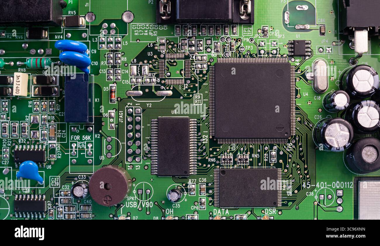 Komplexe Konstruktion einer elektronischen Leiterplatte, die komplexe Komponenten und Verbindungen in lebendiger Detailtreue und heller Beleuchtung zeigt. Stockfoto