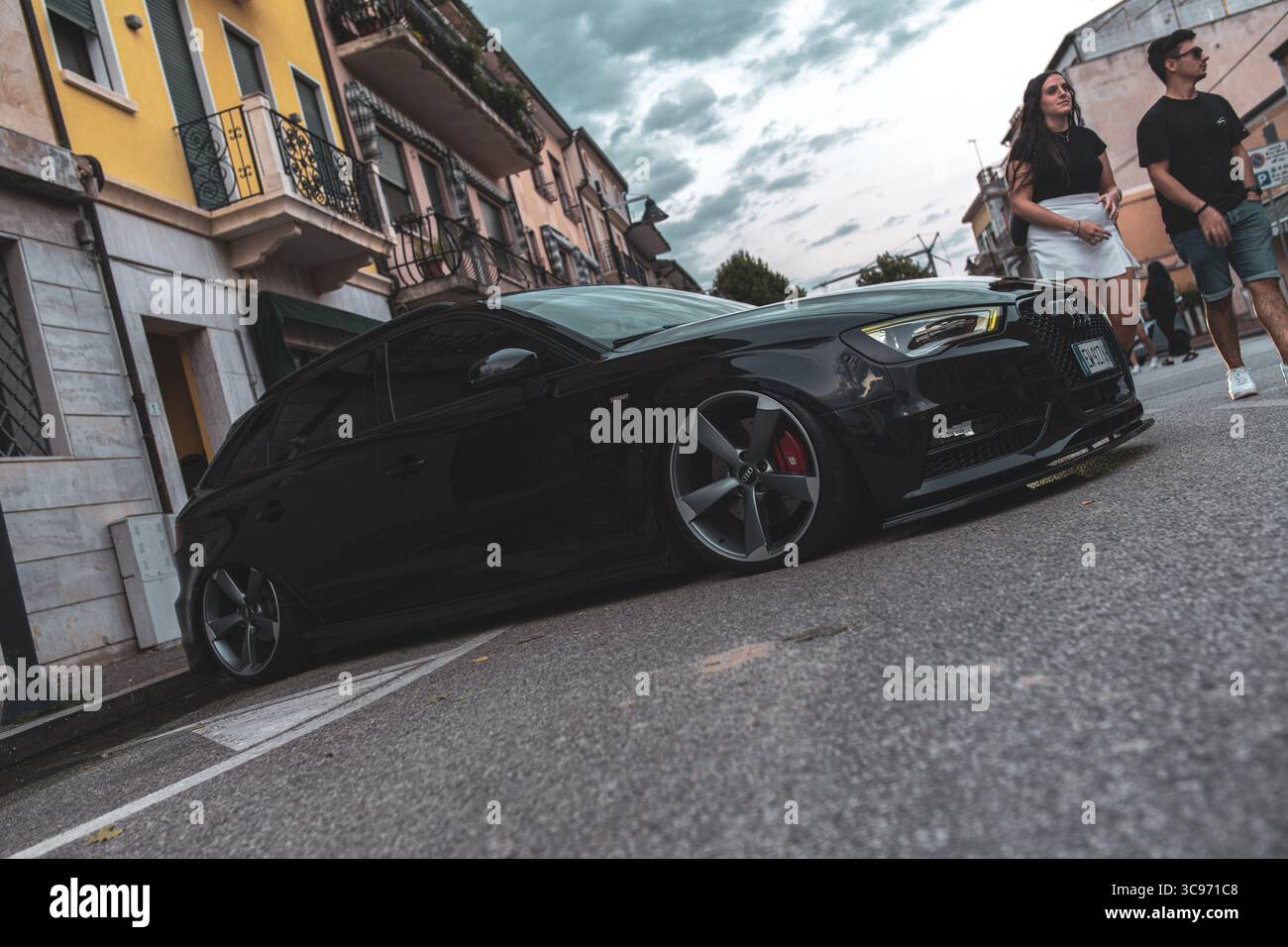 Rom, italien 5. august 2025: Stilvoller schwarzer audi mit kundenspezifischen Felgen parkt auf einer europäischen Straße und zeigt urbane Autokultur und Automobilbegeisterung Stockfoto