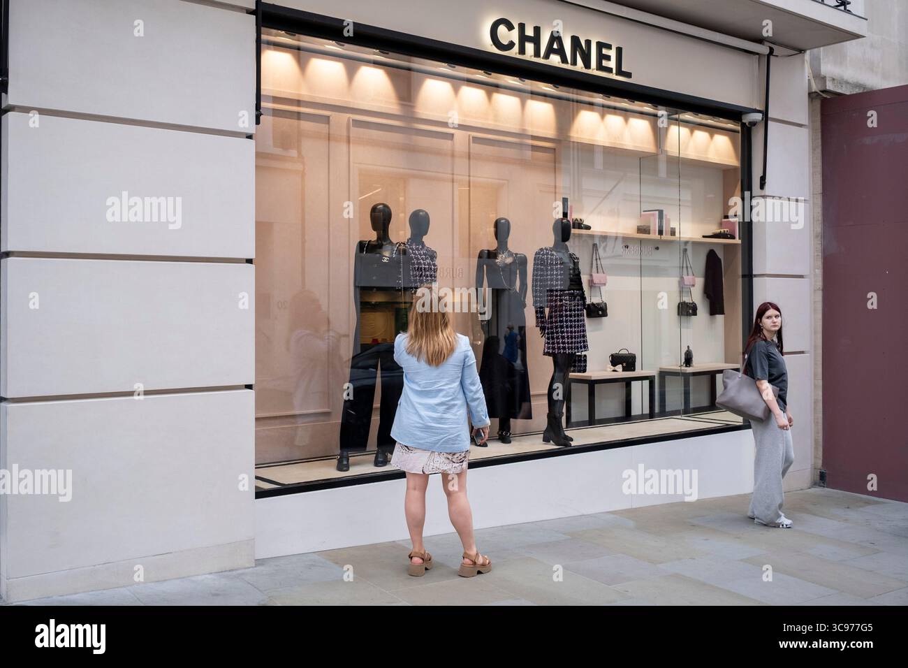 Chanel Store in der Bond Street am 3. August 2025 in London, Großbritannien. Bond Street ist eine der wichtigsten Straßen im West End Einkaufsviertel und ist sehr hochwertig. Es ist seit dem 18. Jahrhundert eine modische Einkaufsstraße. Das reiche und wohlhabende Geschäft hier ist hauptsächlich für High-End Mode und Schmuck. Stockfoto