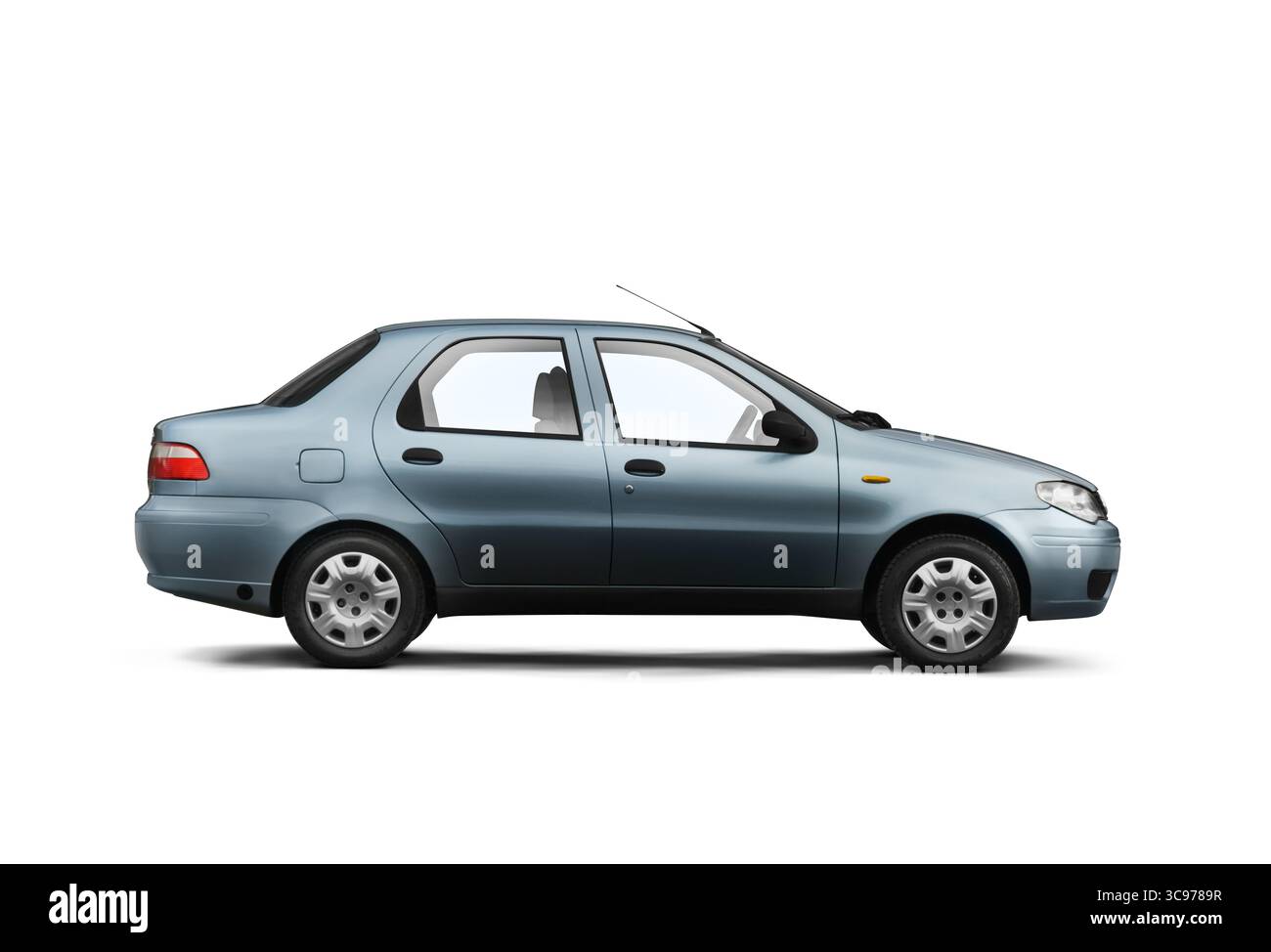 Izmir, Türkei - 2. Mai 2025: Studio-Aufnahme eines Fiat Albea aus dem Jahr 2006 in Himmelblau, Ansicht von der rechten Seite, weißer PNG-Hintergrund Stockfoto